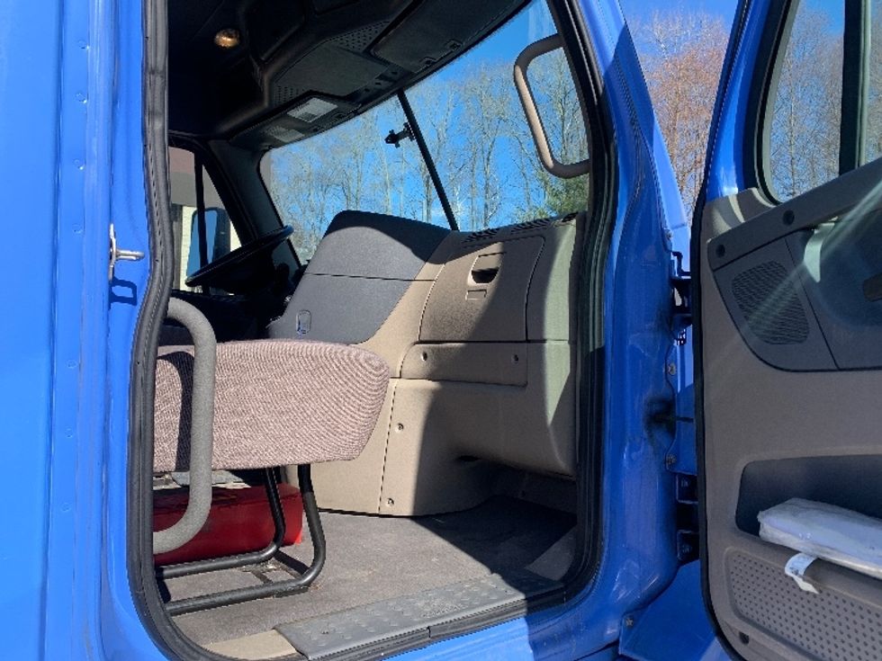 Day Cab Tractor-Heavy Duty Tractors-Freightliner-2019-Cascadia 12542ST-Franklin-MA-294,904\n\t\tmiles-$ 39,500 - Image 12