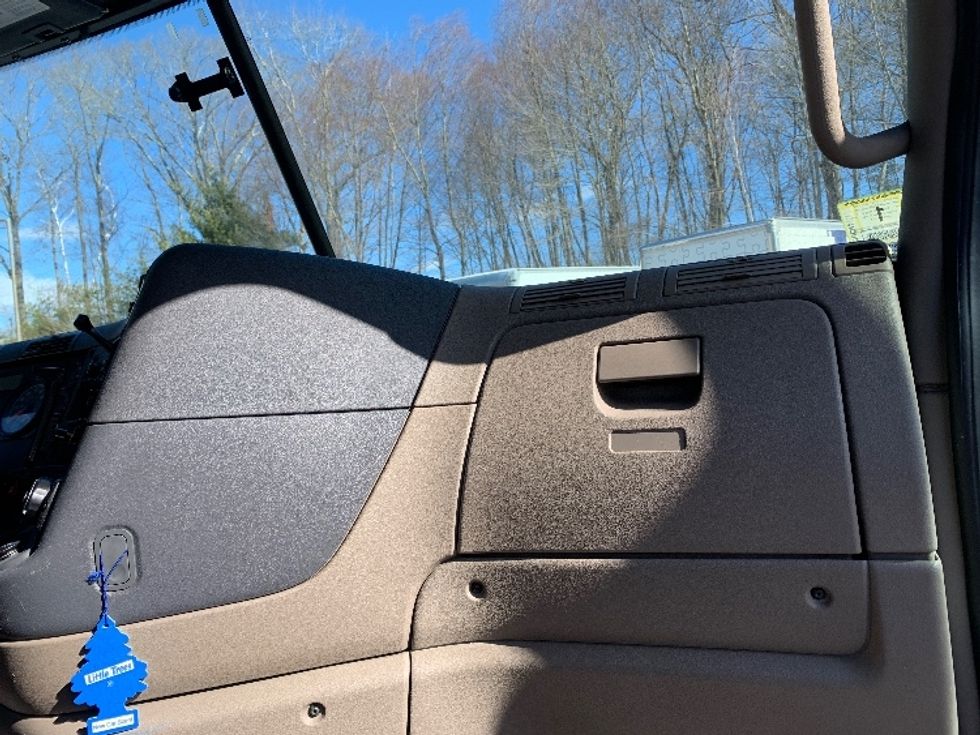 Day Cab Tractor-Heavy Duty Tractors-Freightliner-2019-Cascadia 12542ST-Franklin-MA-294,904\n\t\tmiles-$ 39,500 - Image 13