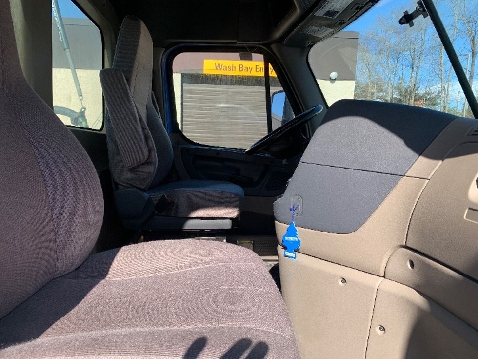 Day Cab Tractor-Heavy Duty Tractors-Freightliner-2019-Cascadia 12542ST-Franklin-MA-294,904\n\t\tmiles-$ 39,500 - Image 14