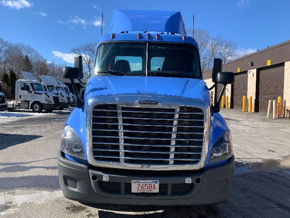 Day Cab Tractor-Heavy Duty Tractors-Freightliner-2019-Cascadia 12542ST-Franklin-MA-294,904\n\t\tmiles-$ 39,500 - Image 2