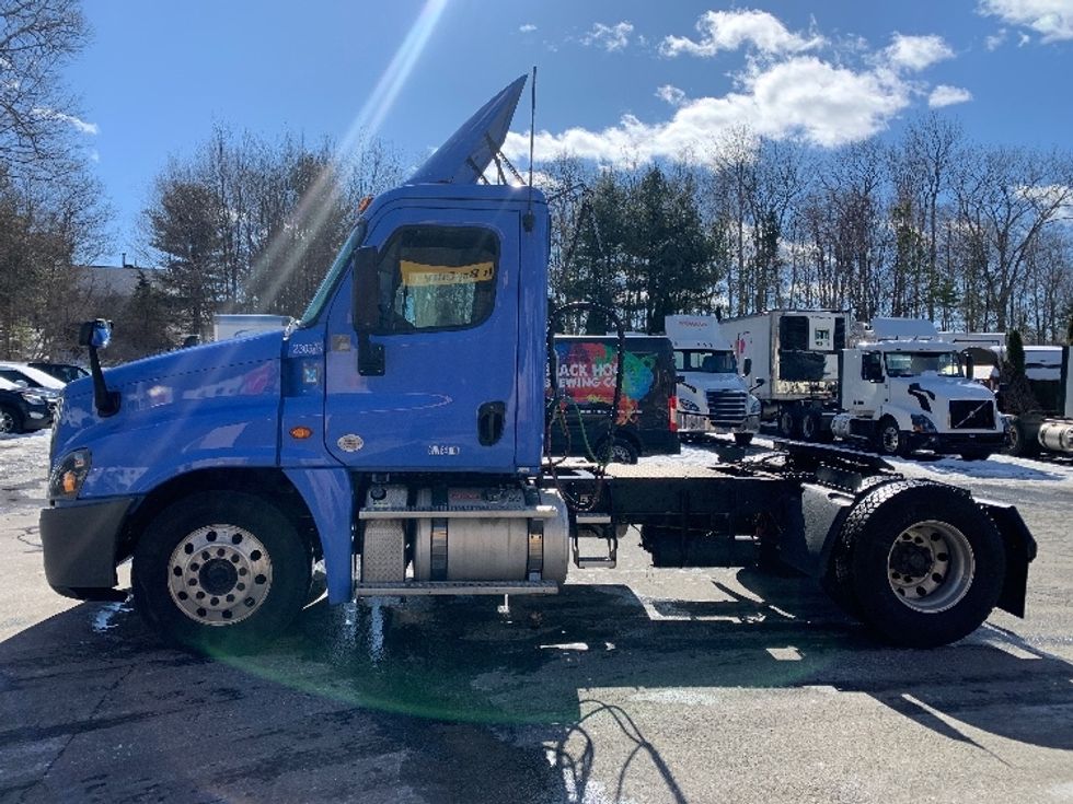 Day Cab Tractor-Heavy Duty Tractors-Freightliner-2019-Cascadia 12542ST-Franklin-MA-294,904\n\t\tmiles-$ 39,500 - Image 4