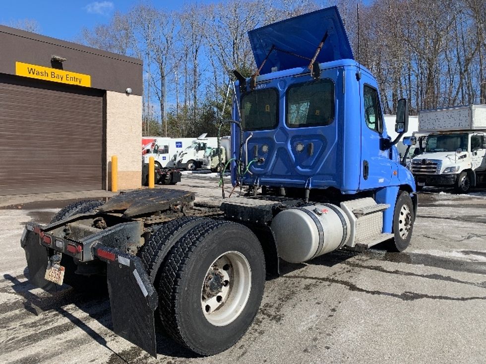 Day Cab Tractor-Heavy Duty Tractors-Freightliner-2019-Cascadia 12542ST-Franklin-MA-294,904\n\t\tmiles-$ 39,500 - Image 7