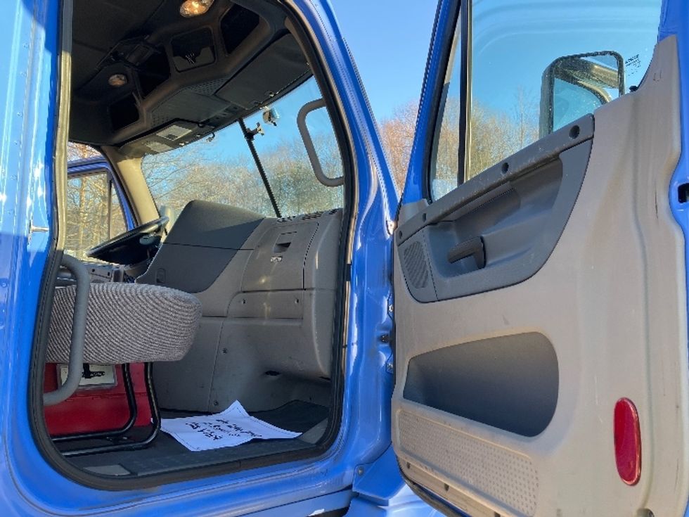 Day Cab Tractor-Heavy Duty Tractors-Freightliner-2019-Cascadia 12542ST-Franklin-MA-311,149\n\t\tmiles-$ 40,500 - Image 12