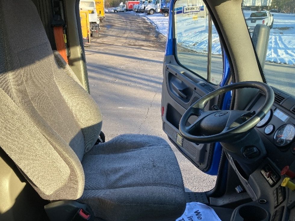 Day Cab Tractor-Heavy Duty Tractors-Freightliner-2019-Cascadia 12542ST-Franklin-MA-311,149\n\t\tmiles-$ 40,500 - Image 14