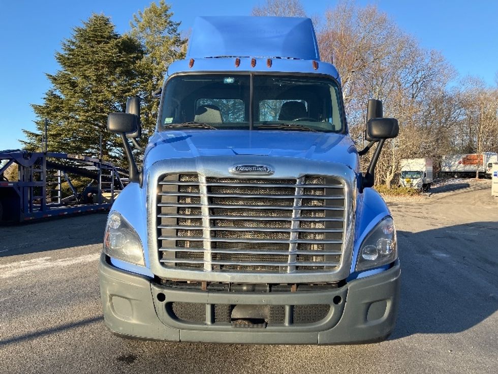 Day Cab Tractor-Heavy Duty Tractors-Freightliner-2019-Cascadia 12542ST-Franklin-MA-311,149\n\t\tmiles-$ 40,500 - Image 2