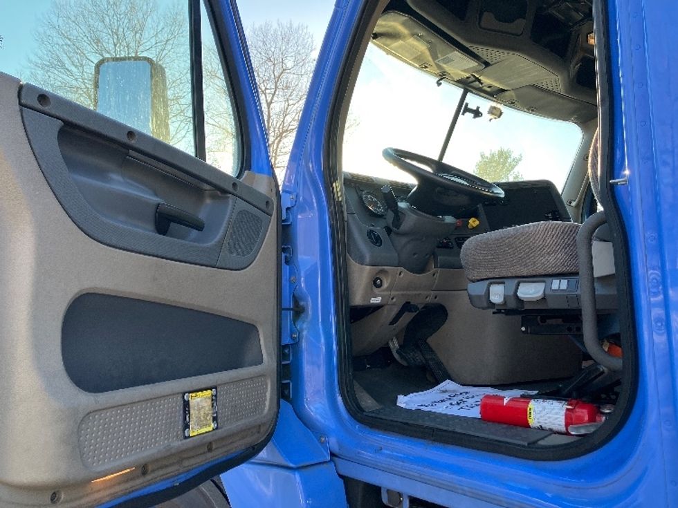 Day Cab Tractor-Heavy Duty Tractors-Freightliner-2019-Cascadia 12542ST-Franklin-MA-311,149\n\t\tmiles-$ 40,500 - Image 9