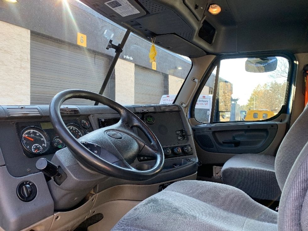 Day Cab Tractor-Heavy Duty Tractors-Freightliner-2019-Cascadia 12542ST-Franklin-MA-312,958\n\t\tmiles-$ 38,750 - Image 10