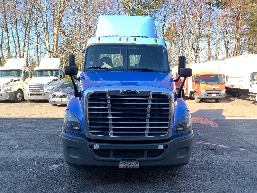 Day Cab Tractor-Heavy Duty Tractors-Freightliner-2019-Cascadia 12542ST-Franklin-MA-312,958\n\t\tmiles-$ 38,750 - Image 2