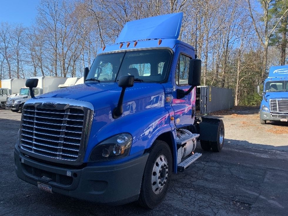 Day Cab Tractor-Heavy Duty Tractors-Freightliner-2019-Cascadia 12542ST-Franklin-MA-312,958\n\t\tmiles-$ 38,750 - Image 3