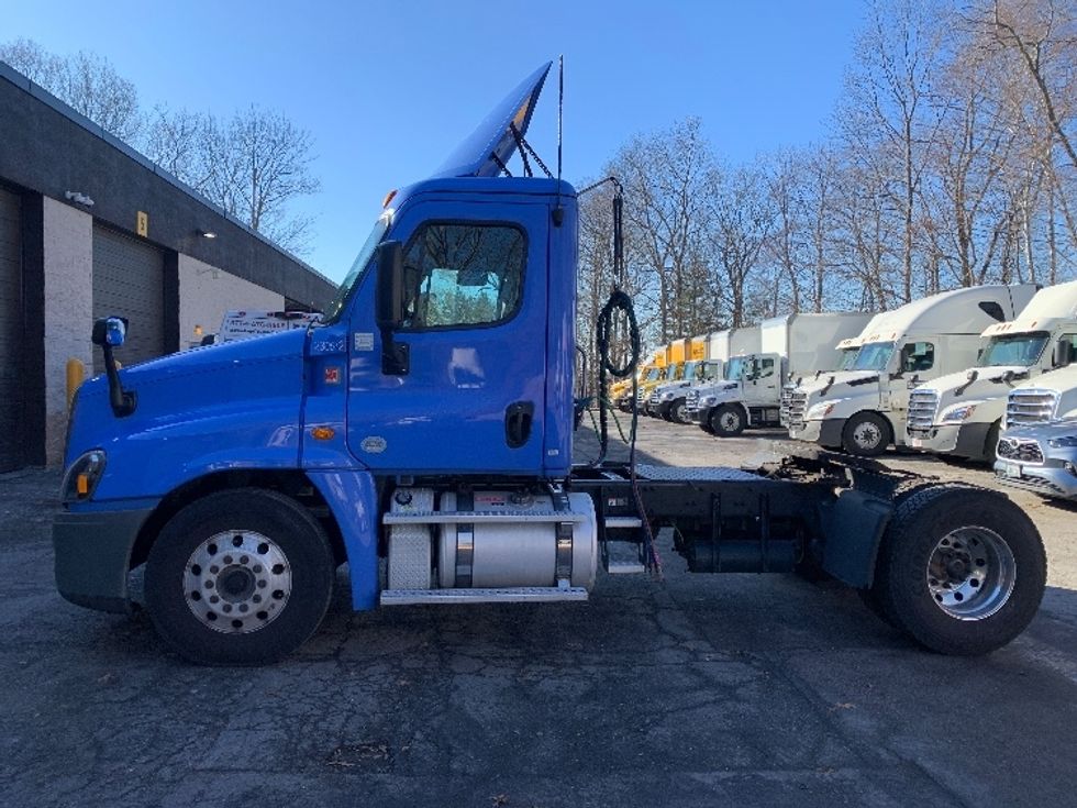 Day Cab Tractor-Heavy Duty Tractors-Freightliner-2019-Cascadia 12542ST-Franklin-MA-312,958\n\t\tmiles-$ 38,750 - Image 4