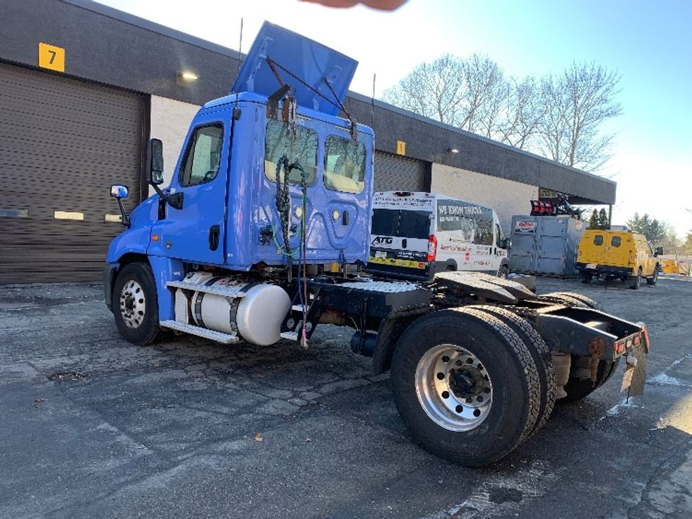 Day Cab Tractor-Heavy Duty Tractors-Freightliner-2019-Cascadia 12542ST-Franklin-MA-312,958\n\t\tmiles-$ 38,750 - Image 5