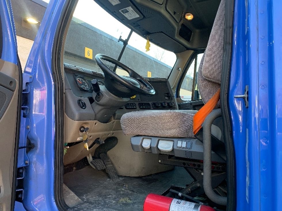 Day Cab Tractor-Heavy Duty Tractors-Freightliner-2019-Cascadia 12542ST-Franklin-MA-312,958\n\t\tmiles-$ 38,750 - Image 9