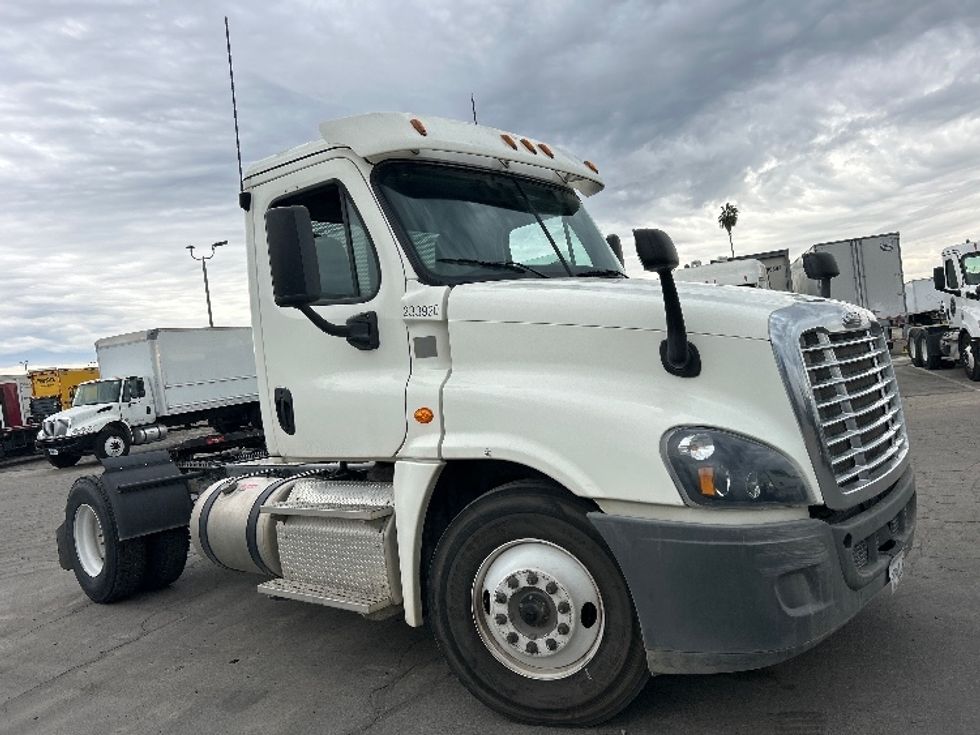 Day Cab Tractor-Heavy Duty Tractors-Freightliner-2019-Cascadia 12542ST-Fresno-CA-32,499\n\t\tmiles-$ 40,500 - Image 1