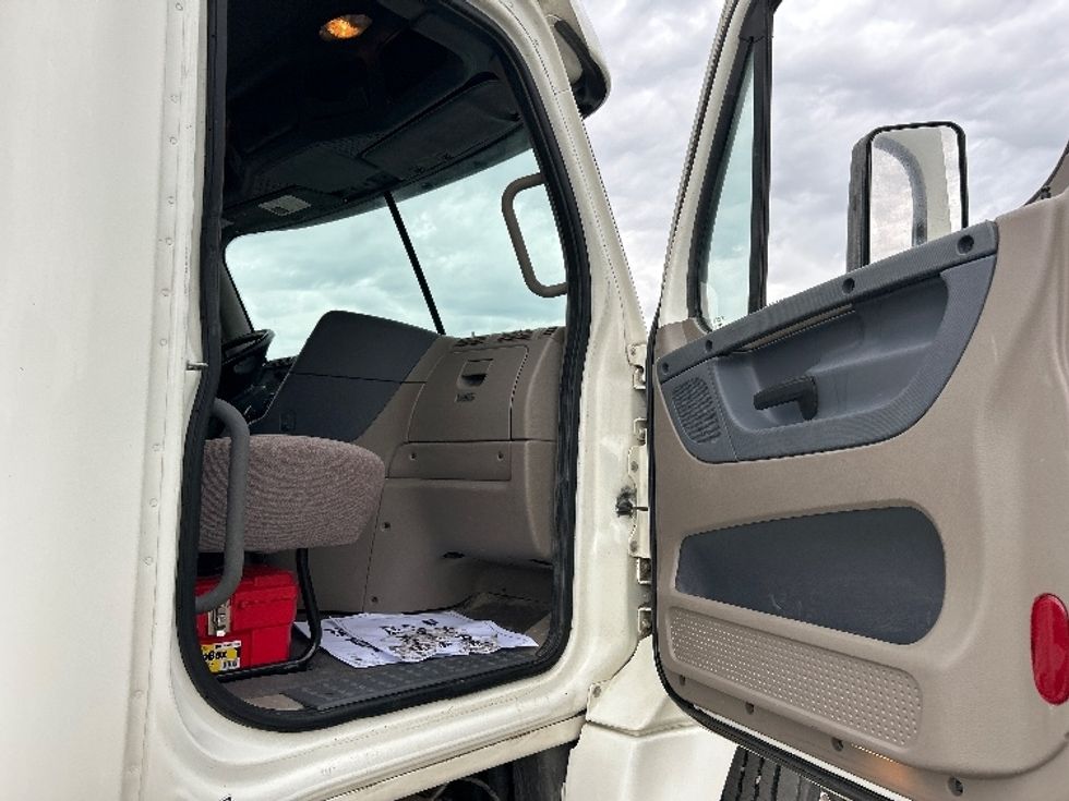 Day Cab Tractor-Heavy Duty Tractors-Freightliner-2019-Cascadia 12542ST-Fresno-CA-32,499\n\t\tmiles-$ 40,500 - Image 12