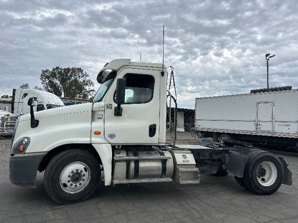Day Cab Tractor-Heavy Duty Tractors-Freightliner-2019-Cascadia 12542ST-Fresno-CA-32,499\n\t\tmiles-$ 40,500 - Image 4