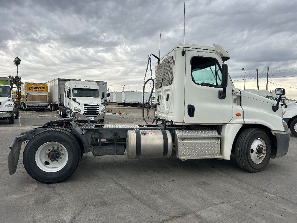 Day Cab Tractor-Heavy Duty Tractors-Freightliner-2019-Cascadia 12542ST-Fresno-CA-32,499\n\t\tmiles-$ 40,500 - Image 8