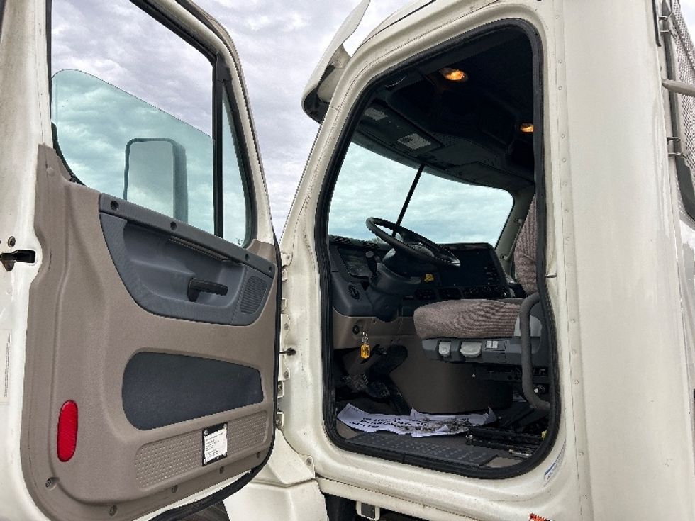 Day Cab Tractor-Heavy Duty Tractors-Freightliner-2019-Cascadia 12542ST-Fresno-CA-32,499\n\t\tmiles-$ 40,500 - Image 9
