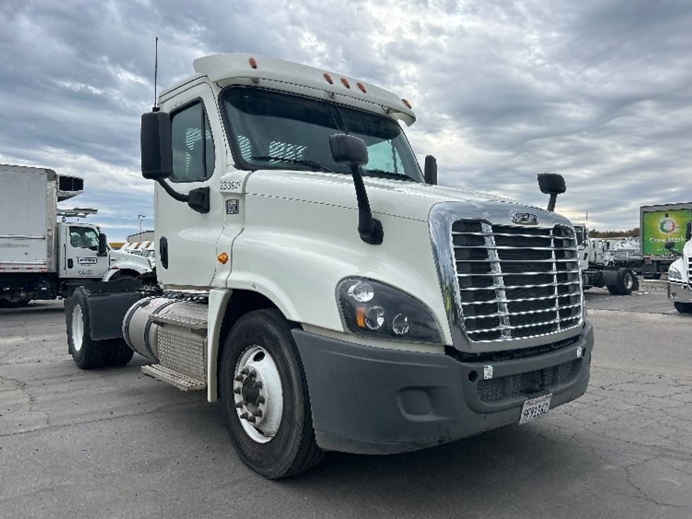 Day Cab Tractor-Heavy Duty Tractors-Freightliner-2019-Cascadia 12542ST-Fresno-CA-33,782\n\t\tmiles-$ 51,000 - Image 1