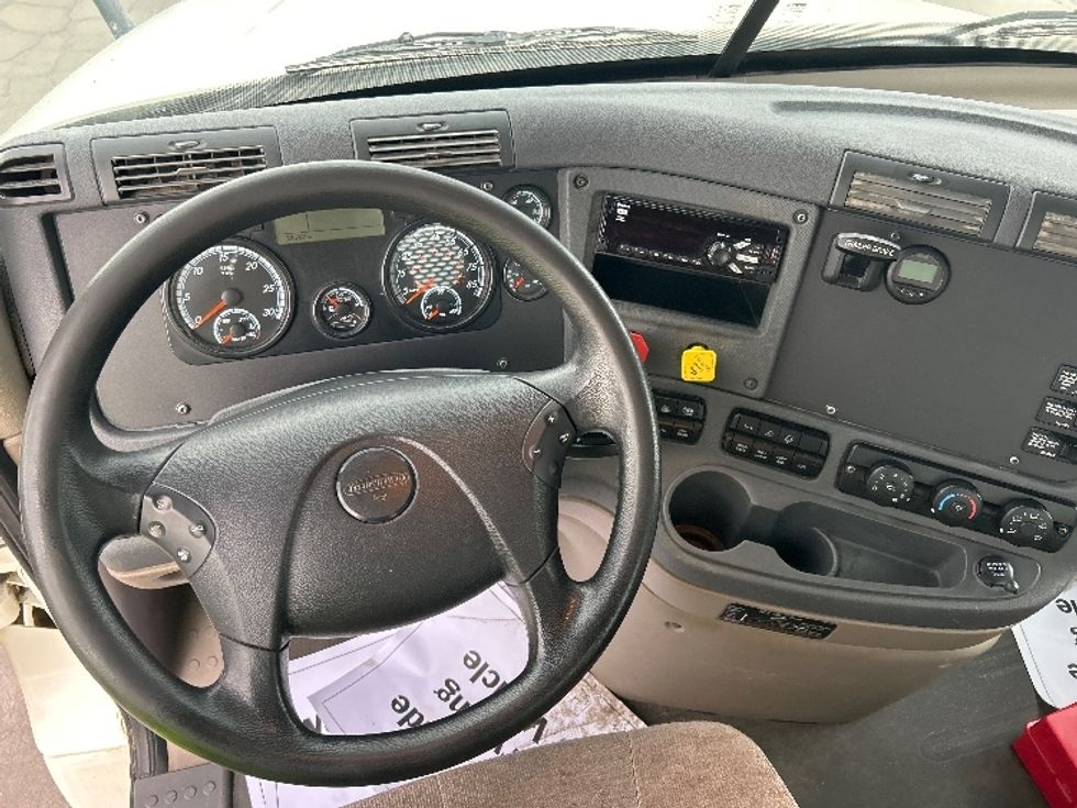 Day Cab Tractor-Heavy Duty Tractors-Freightliner-2019-Cascadia 12542ST-Fresno-CA-33,782\n\t\tmiles-$ 51,000 - Image 10