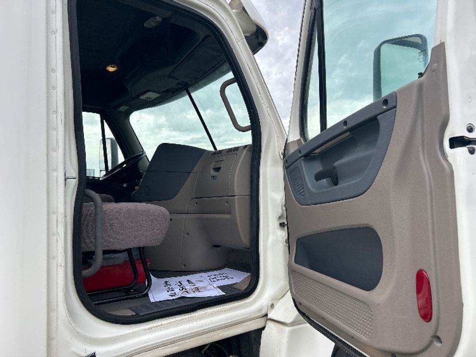 Day Cab Tractor-Heavy Duty Tractors-Freightliner-2019-Cascadia 12542ST-Fresno-CA-33,782\n\t\tmiles-$ 51,000 - Image 11