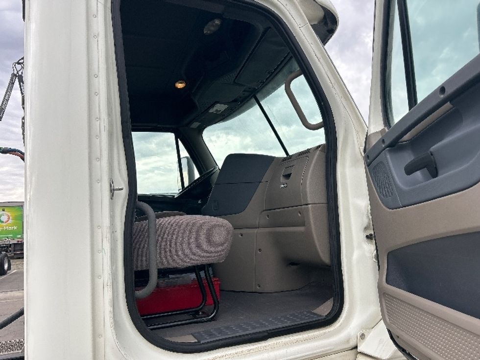 Day Cab Tractor-Heavy Duty Tractors-Freightliner-2019-Cascadia 12542ST-Fresno-CA-33,782\n\t\tmiles-$ 51,000 - Image 12