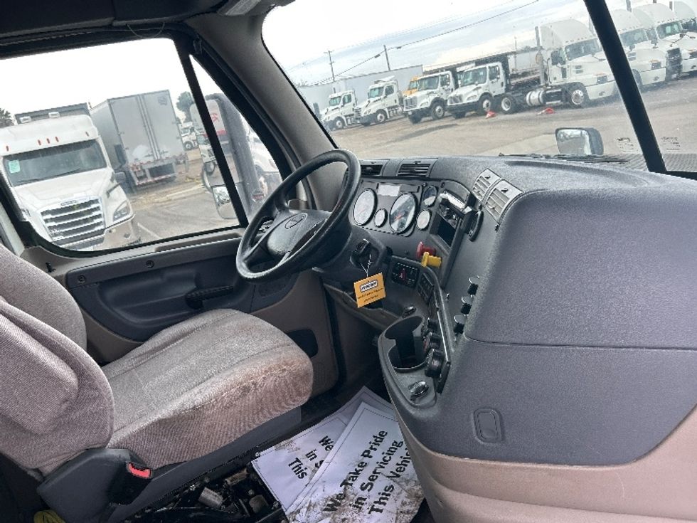 Day Cab Tractor-Heavy Duty Tractors-Freightliner-2019-Cascadia 12542ST-Fresno-CA-33,782\n\t\tmiles-$ 51,000 - Image 13