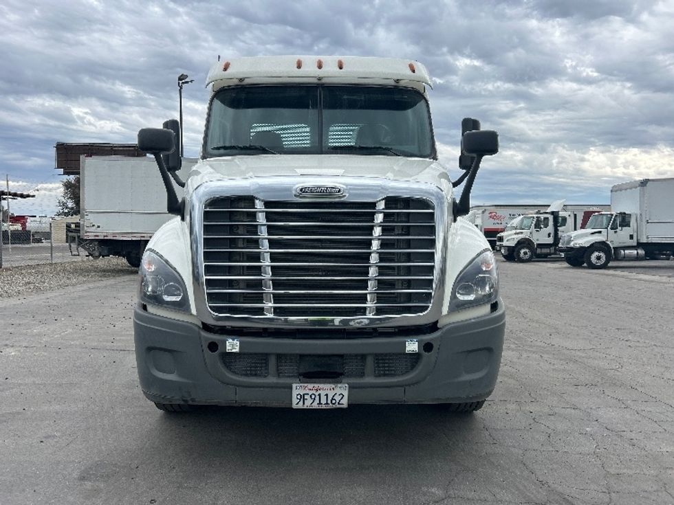Day Cab Tractor-Heavy Duty Tractors-Freightliner-2019-Cascadia 12542ST-Fresno-CA-33,782\n\t\tmiles-$ 51,000 - Image 2