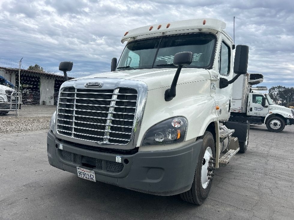 Day Cab Tractor-Heavy Duty Tractors-Freightliner-2019-Cascadia 12542ST-Fresno-CA-33,782\n\t\tmiles-$ 51,000 - Image 3