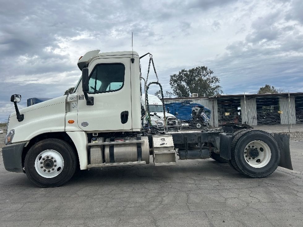 Day Cab Tractor-Heavy Duty Tractors-Freightliner-2019-Cascadia 12542ST-Fresno-CA-33,782\n\t\tmiles-$ 51,000 - Image 4