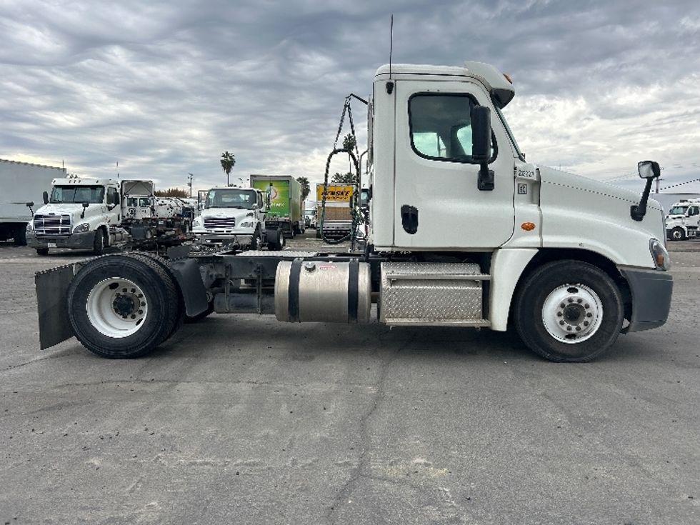 Day Cab Tractor-Heavy Duty Tractors-Freightliner-2019-Cascadia 12542ST-Fresno-CA-33,782\n\t\tmiles-$ 51,000 - Image 8
