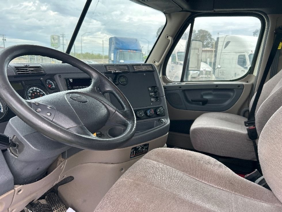 Day Cab Tractor-Heavy Duty Tractors-Freightliner-2019-Cascadia 12542ST-Fresno-CA-33,782\n\t\tmiles-$ 51,000 - Image 9