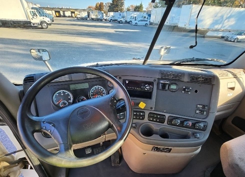 Day Cab Tractor-Heavy Duty Tractors-Freightliner-2019-Cascadia 12542ST-Greensboro-NC-243,891\n\t\tmiles-$ 51,500 - Image 11