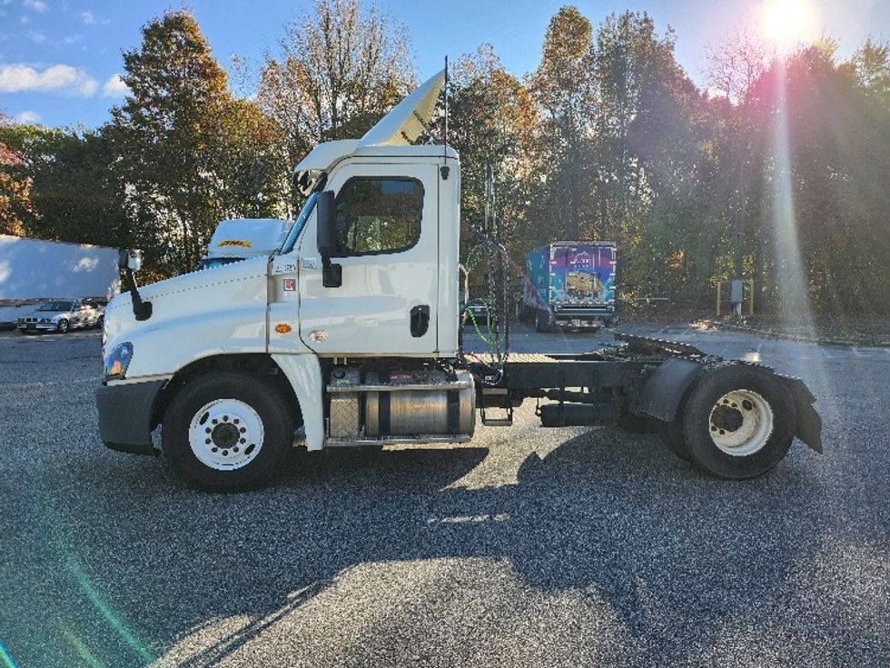 Day Cab Tractor-Heavy Duty Tractors-Freightliner-2019-Cascadia 12542ST-Greensboro-NC-243,891\n\t\tmiles-$ 51,500 - Image 4