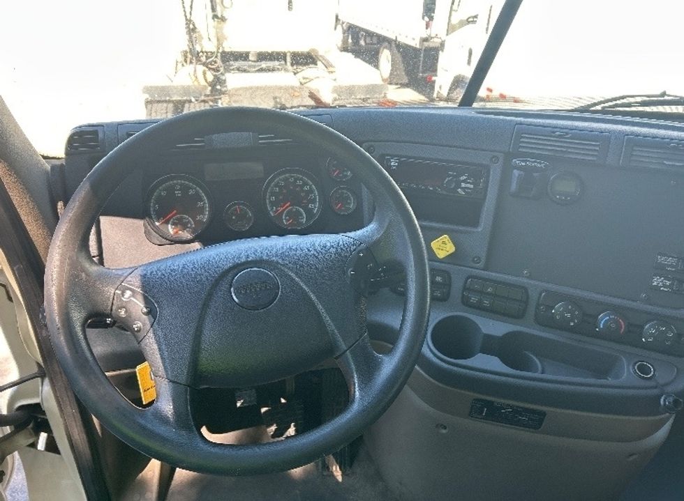 Day Cab Tractor-Heavy Duty Tractors-Freightliner-2019-Cascadia 12542ST-Greensboro-NC-398,327\n\t\tmiles-$ 35,000 - Image 11