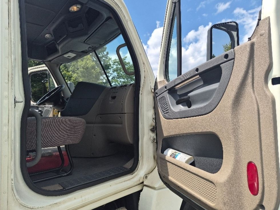 Day Cab Tractor-Heavy Duty Tractors-Freightliner-2019-Cascadia 12542ST-Greensboro-NC-398,327\n\t\tmiles-$ 35,000 - Image 12