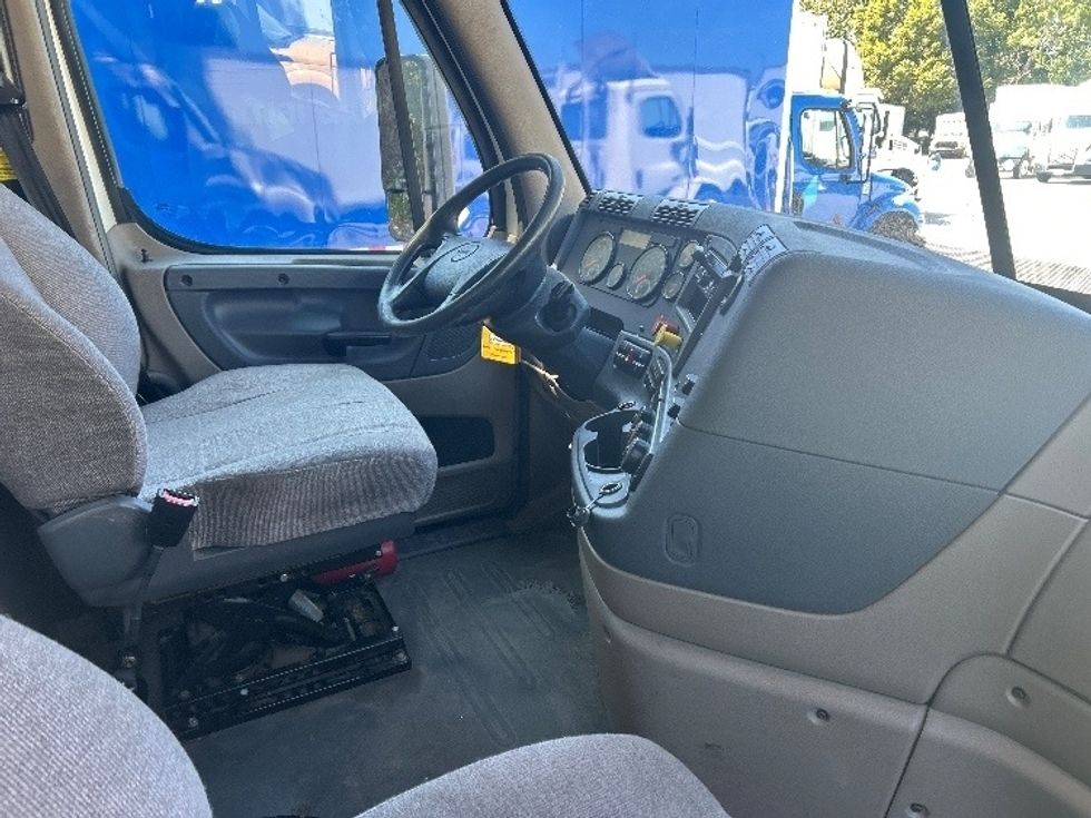 Day Cab Tractor-Heavy Duty Tractors-Freightliner-2019-Cascadia 12542ST-Greensboro-NC-398,327\n\t\tmiles-$ 35,000 - Image 14