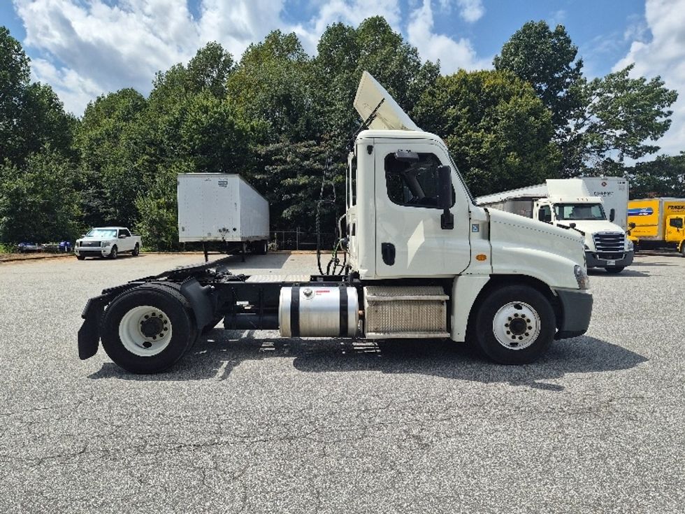 Day Cab Tractor-Heavy Duty Tractors-Freightliner-2019-Cascadia 12542ST-Greensboro-NC-398,327\n\t\tmiles-$ 35,000 - Image 8