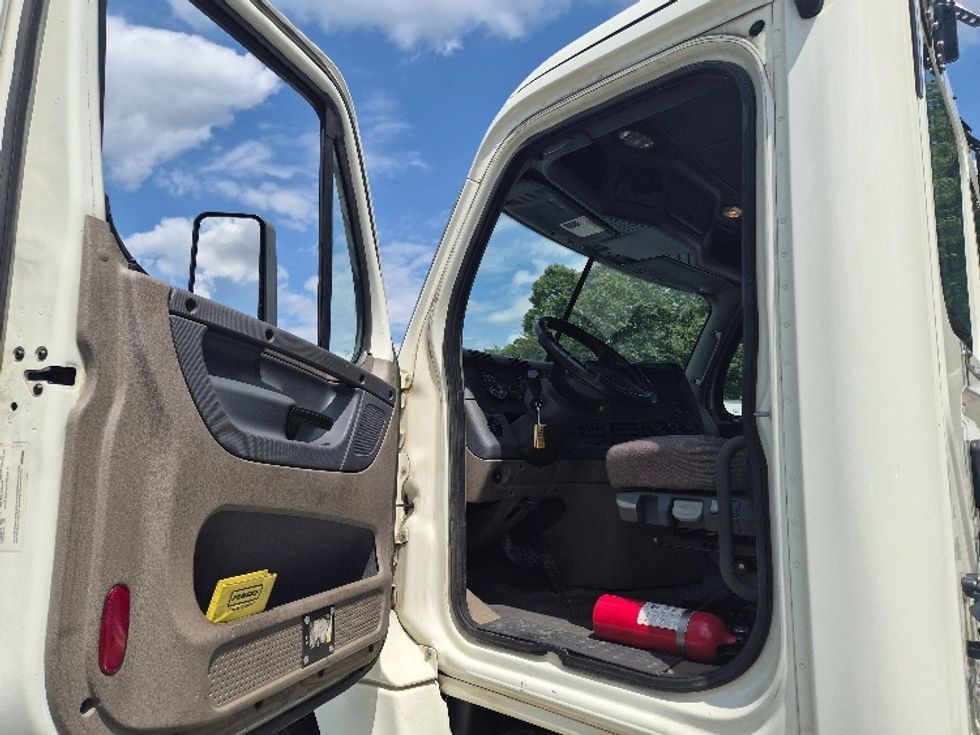 Day Cab Tractor-Heavy Duty Tractors-Freightliner-2019-Cascadia 12542ST-Greensboro-NC-398,327\n\t\tmiles-$ 35,000 - Image 9