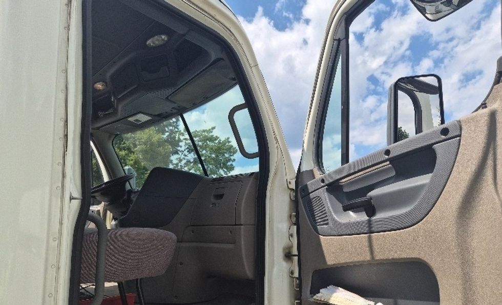 Day Cab Tractor-Heavy Duty Tractors-Freightliner-2019-Cascadia 12542ST-Greensboro-NC-411,372\n\t\tmiles-$ 34,250 - Image 12