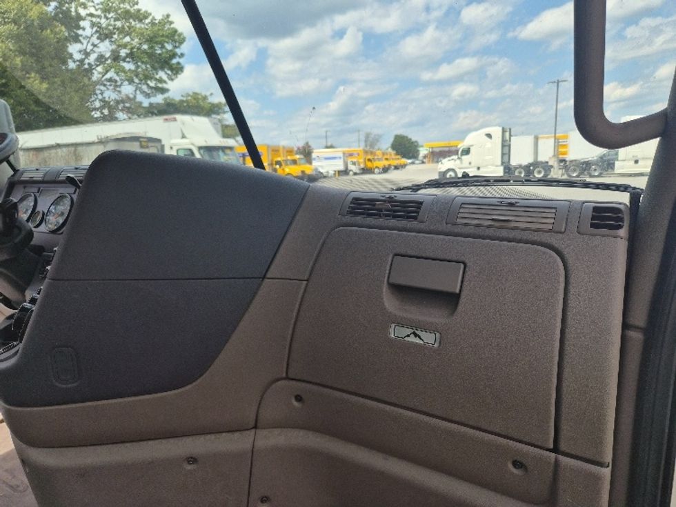 Day Cab Tractor-Heavy Duty Tractors-Freightliner-2019-Cascadia 12542ST-Greensboro-NC-411,372\n\t\tmiles-$ 34,250 - Image 13