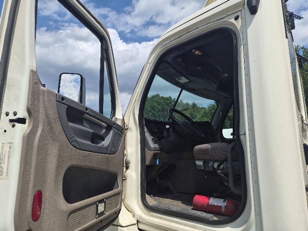 Day Cab Tractor-Heavy Duty Tractors-Freightliner-2019-Cascadia 12542ST-Greensboro-NC-411,372\n\t\tmiles-$ 34,250 - Image 9