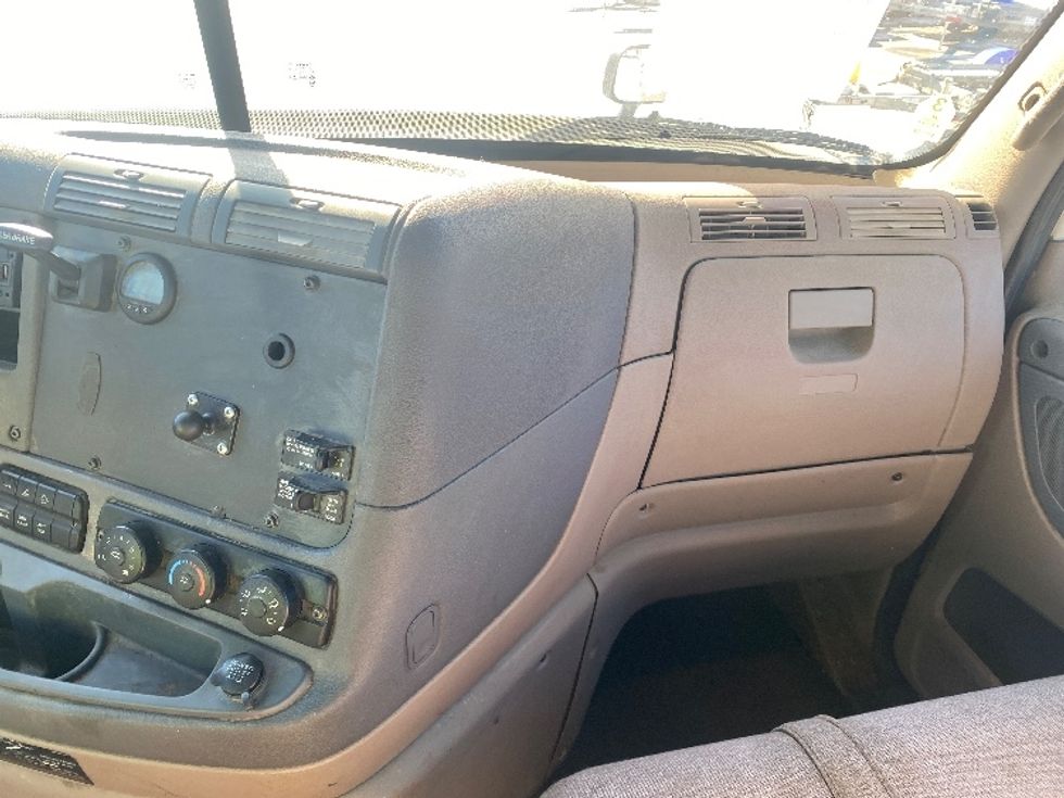 Day Cab Tractor-Heavy Duty Tractors-Freightliner-2019-Cascadia 12542ST-Greensboro-NC-482,124\n\t\tmiles-$ 35,250 - Image 11