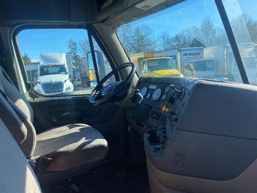 Day Cab Tractor-Heavy Duty Tractors-Freightliner-2019-Cascadia 12542ST-Greensboro-NC-482,124\n\t\tmiles-$ 35,250 - Image 12