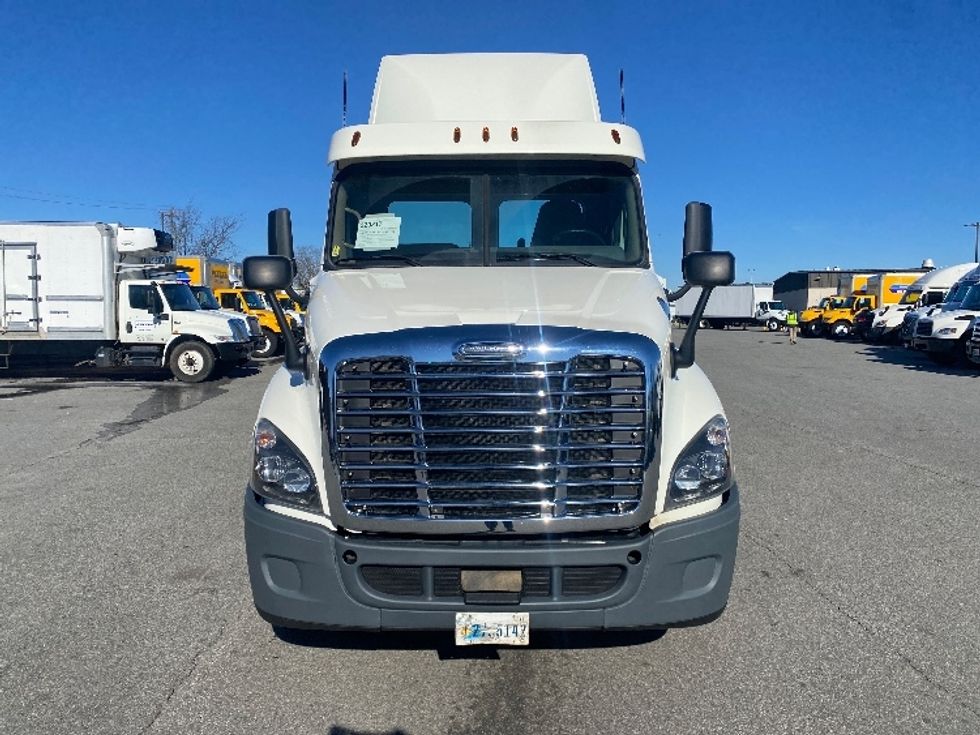 Day Cab Tractor-Heavy Duty Tractors-Freightliner-2019-Cascadia 12542ST-Greensboro-NC-482,124\n\t\tmiles-$ 35,250 - Image 2