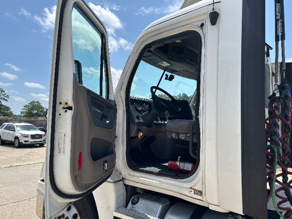 Day Cab Tractor-Heavy Duty Tractors-Freightliner-2019-Cascadia 12542ST-Hammond-LA-590,046\n\t\tmiles-$ 24,500 - Image 9