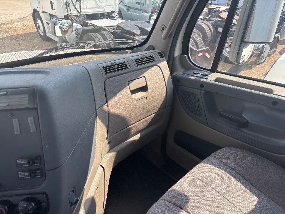 Day Cab Tractor-Heavy Duty Tractors-Freightliner-2019-Cascadia 12542ST-Hammond-LA-620,537\n\t\tmiles-$ 22,500 - Image 12