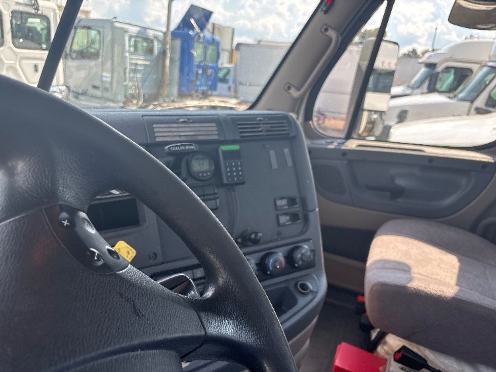 Day Cab Tractor-Heavy Duty Tractors-Freightliner-2019-Cascadia 12542ST-Hammond-LA-620,537\n\t\tmiles-$ 22,500 - Image 9