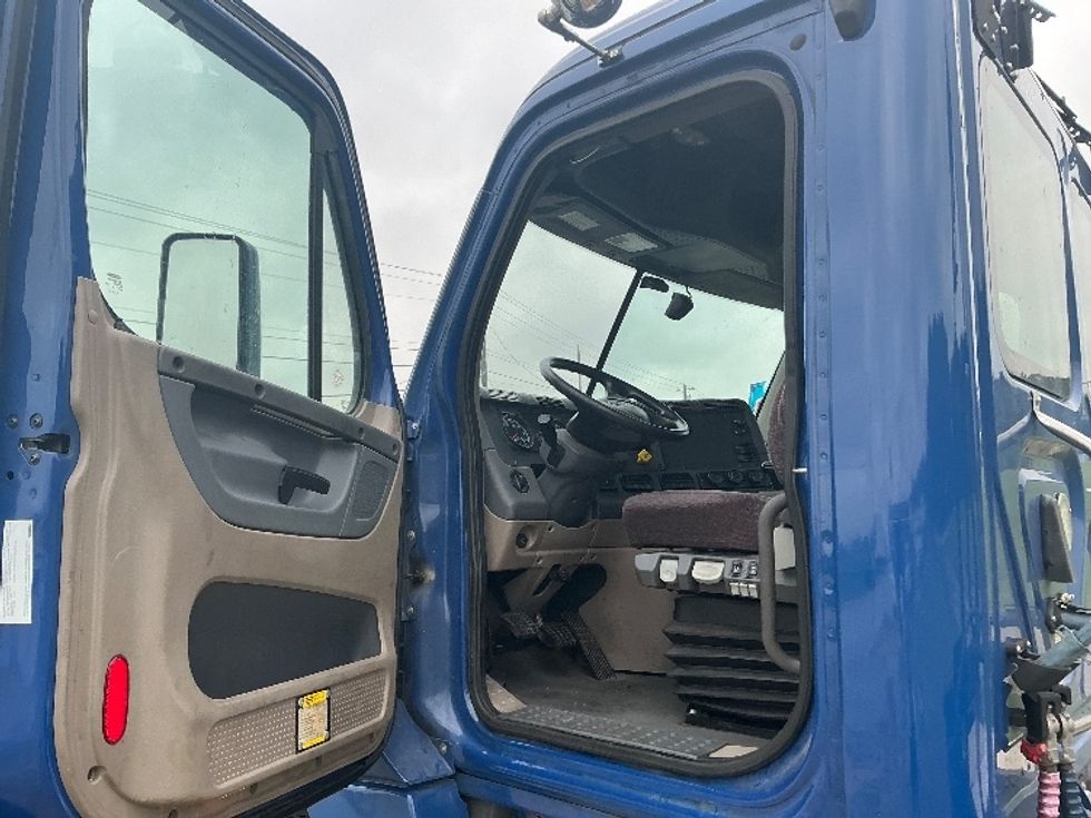 Day Cab Tractor-Heavy Duty Tractors-Freightliner-2019-Cascadia 12542ST-Hattiesburg-MS-179,399\n\t\tmiles-$ 29,000 - Image 9
