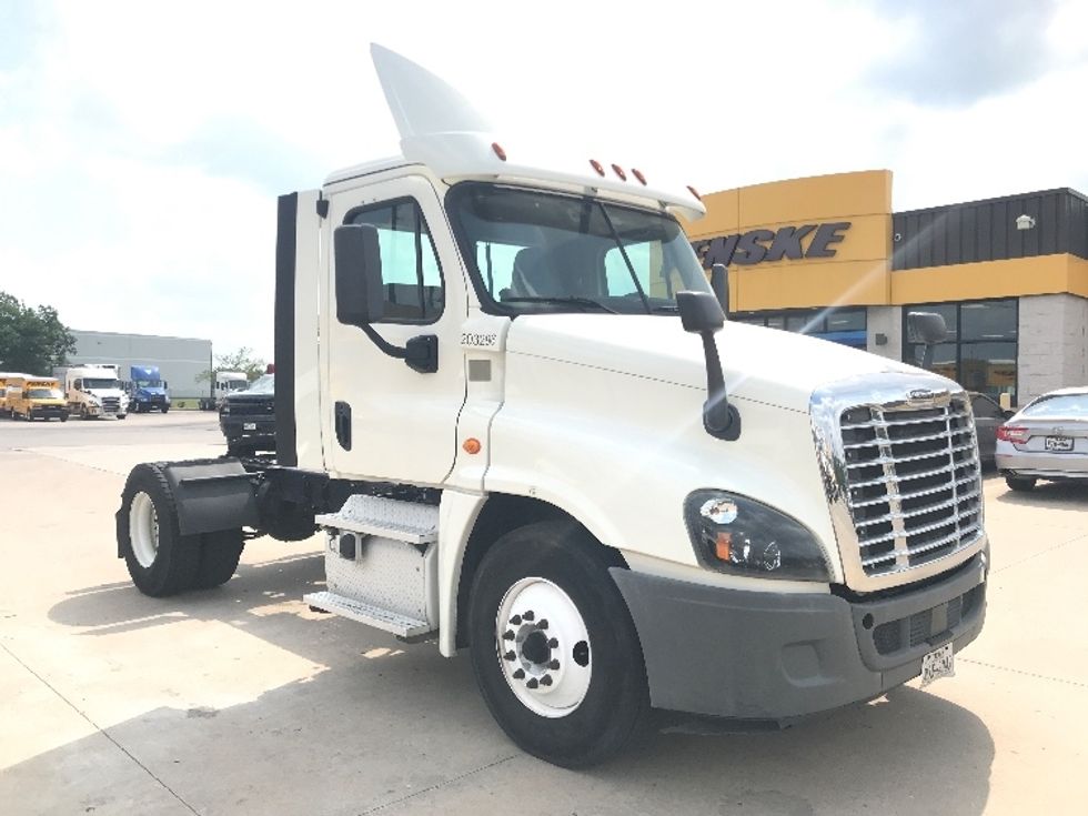 2017 Freightliner Cascadia 113" sleeper cab photo 18