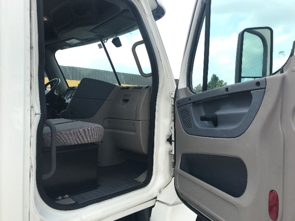 Day Cab Tractor-Heavy Duty Tractors-Freightliner-2019-Cascadia 12542ST-Houston-TX-143,047\n\t\tmiles-$ 44,250 - Image 12